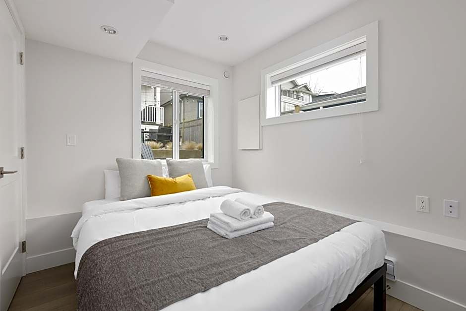 Newly built Laneway Home 1 BD Centrally located