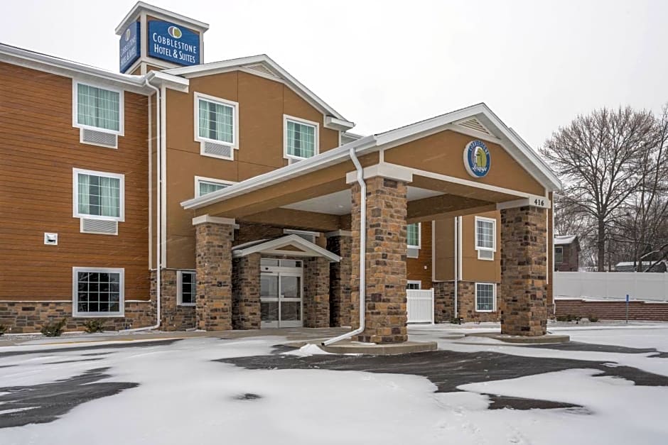 Cobblestone Hotel & Suites - Hutchinson