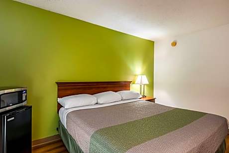 1 King Bed | Non-Smoking, Micfridge
