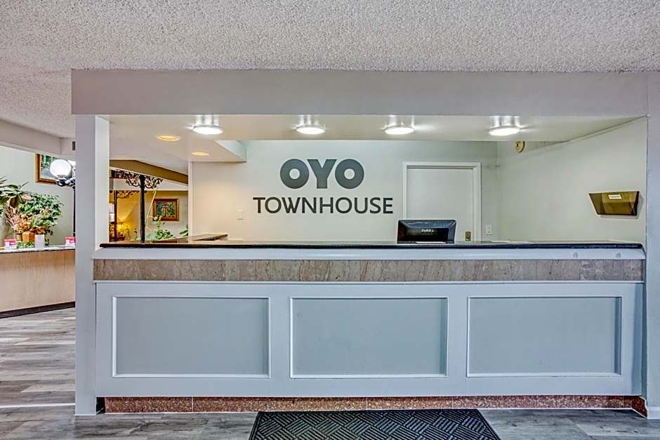 OYO Townhouse Tulsa Woodland Hills