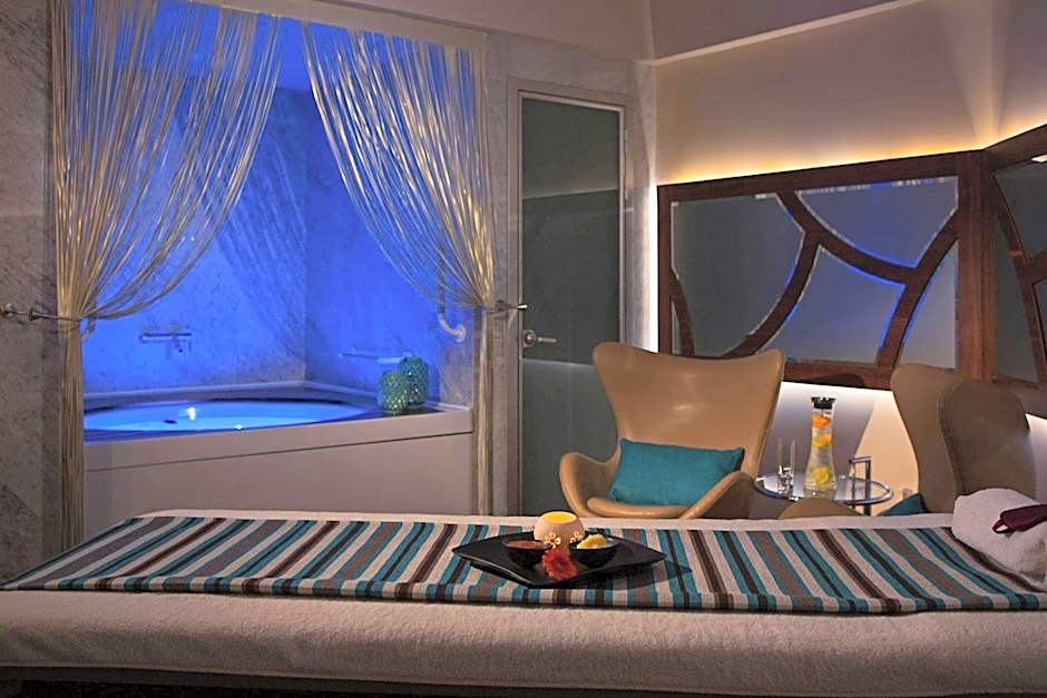 Renaissance by Marriott Izmir Hotel