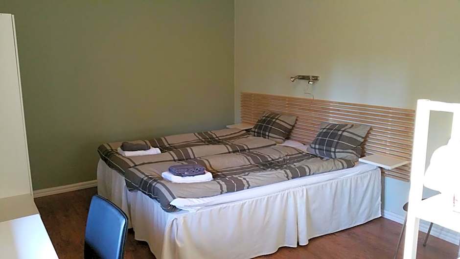 Zdjęcie 1 z 2 — Family Room with Shared Bathroom