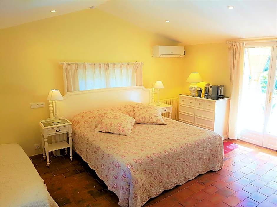 B&B with charm, quiet, kitchen, sw pool.