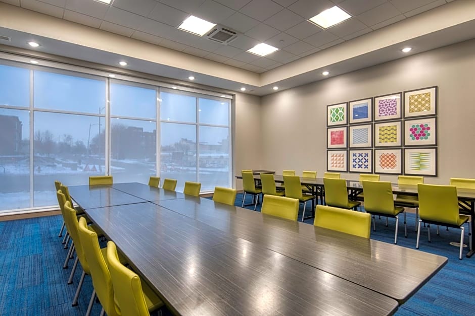 Holiday Inn Express & Suites Omaha Downtown - Old Market By IHG