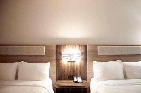 Standard Queen Room with Two Queen Beds and Mobility Accessible Tub