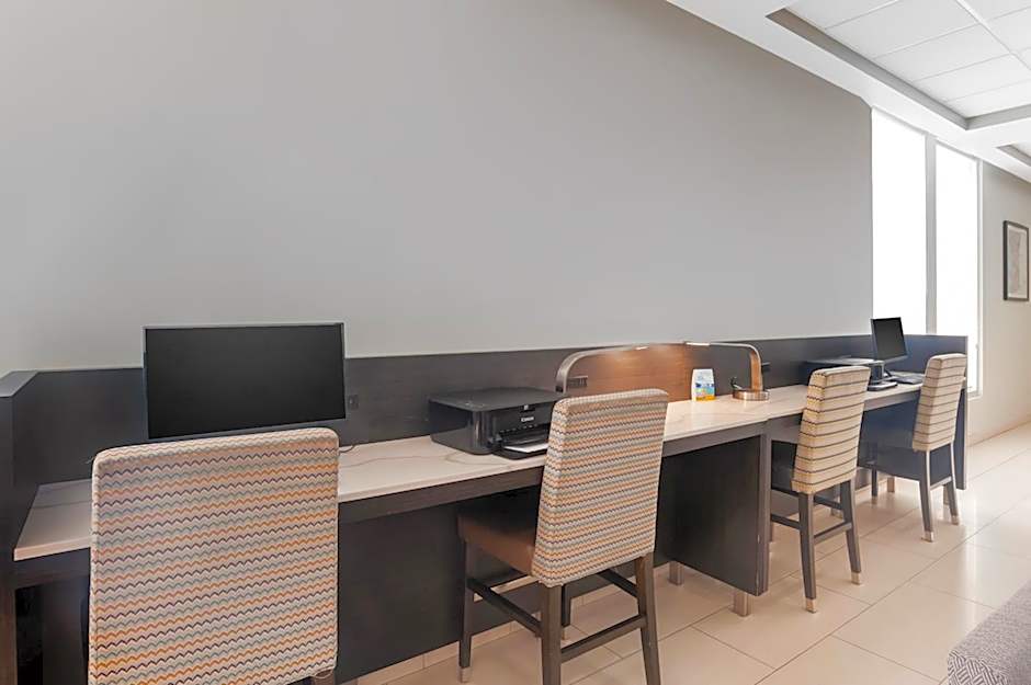 Best Western Plus Commerce Hotel