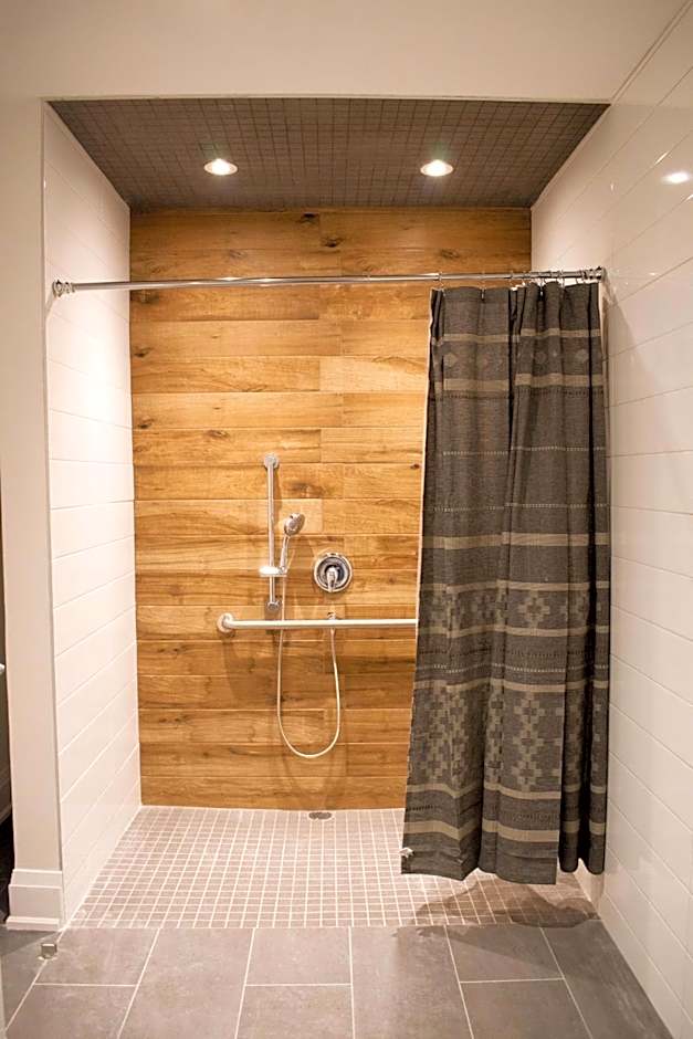 Colonial Hotel & Suites