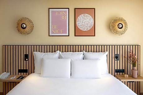 Contemporary Queen Room with Garden View