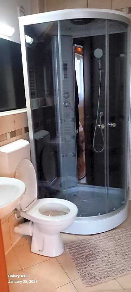 VillaWeb 9rooms - Long term business aparthotel 29 Euro per night per room, min 3months