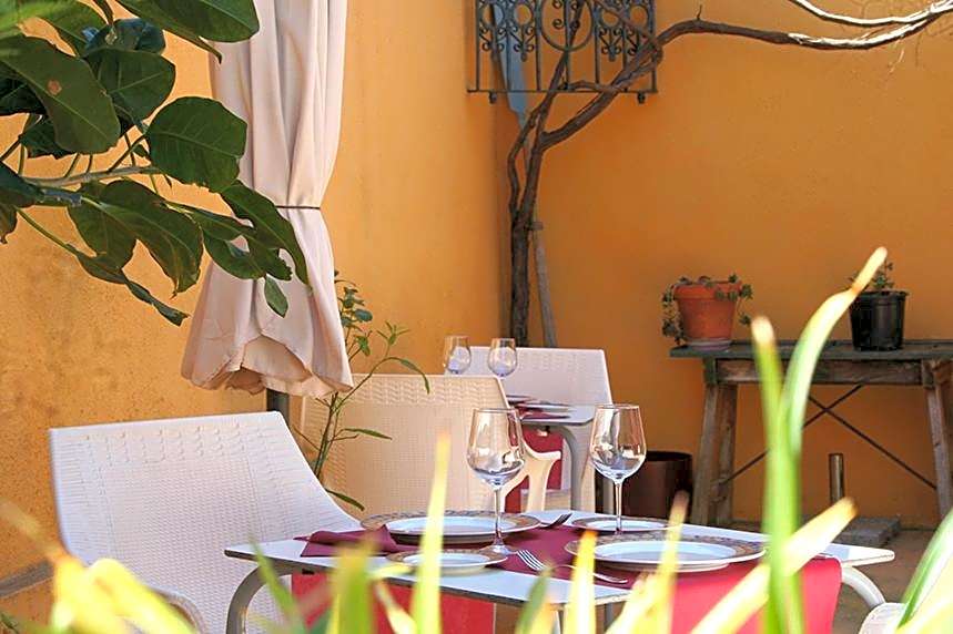 Casa Antiquary - Albergue Turístico