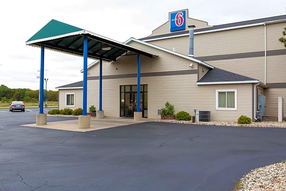 Motel 6 Baraboo, WI - Lake Delton