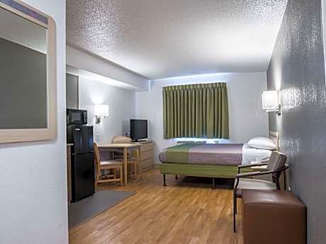 Queen Room - Disability Access - Non-Smoking