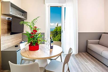 One-Bedroom Apartment with Lake View