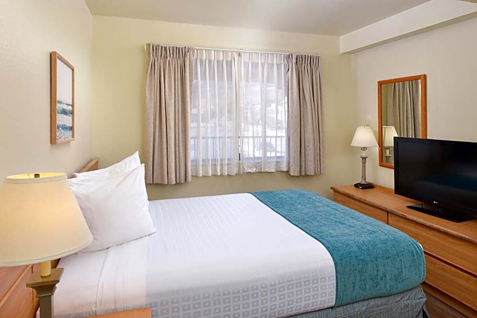 Edgewater Inn and Suites