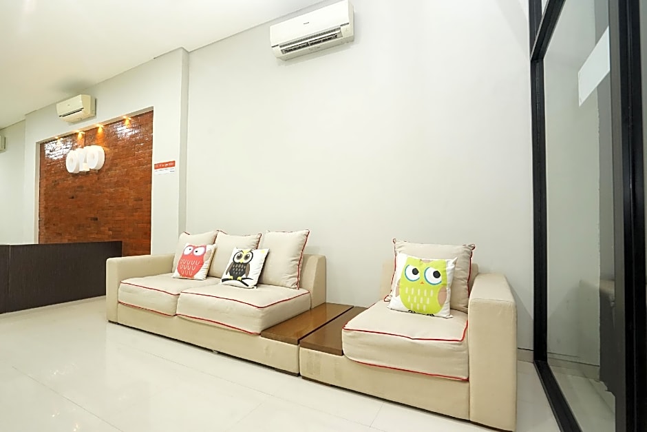 Capital O 449 The Colins