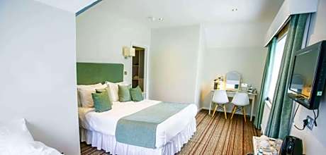 Deluxe Family Room with One King and Bunk Bed - Non-Smoking