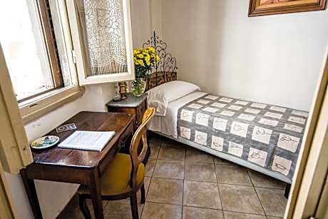 Basic Single Room with Shared Bathroom