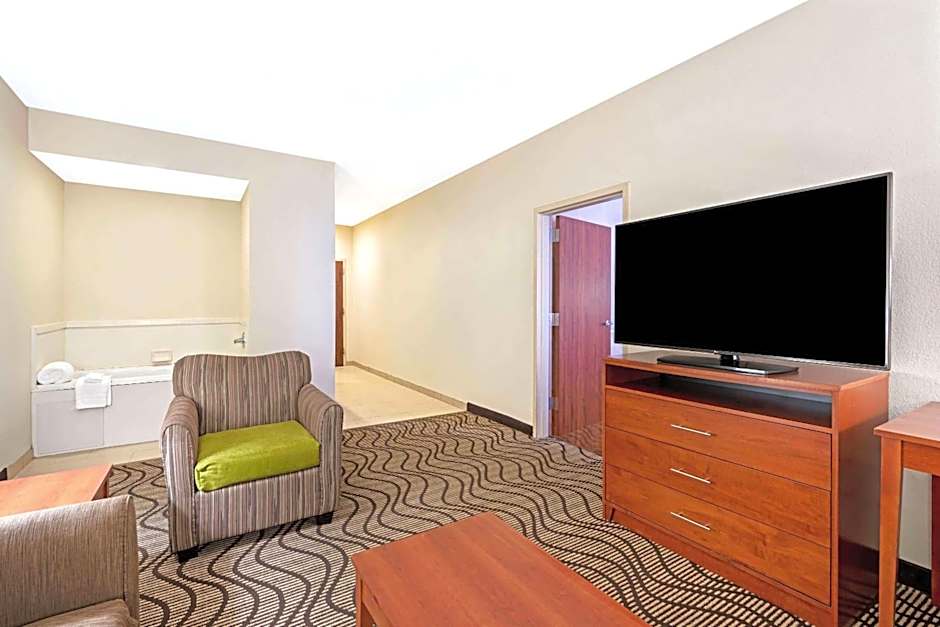 La Quinta Inn & Suites by Wyndham Midwest City - Tinker AFB