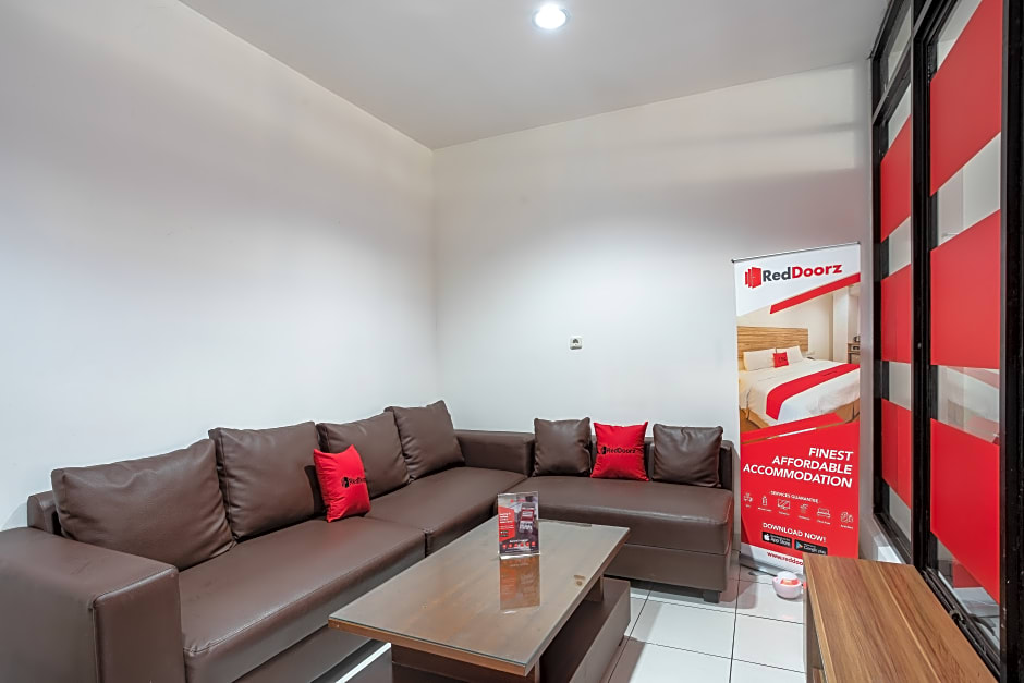RedDoorz near Eka Hospital BSD City