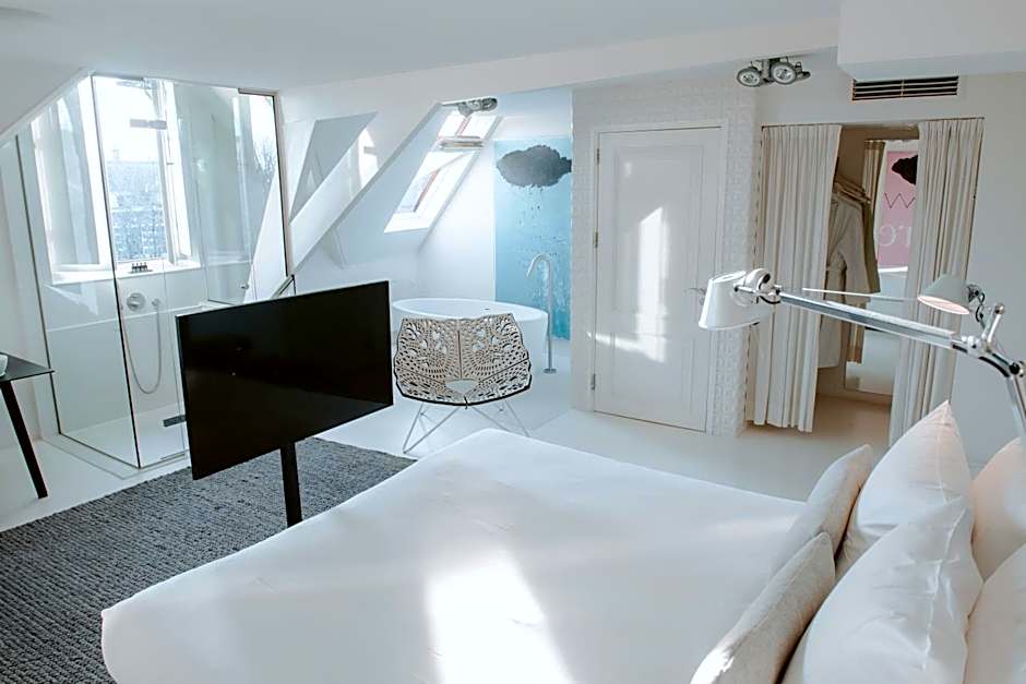 Photo 1 of 6 of Landmark Suite