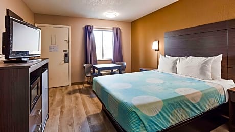 1 Queen Bed, Non-Smoking, Flat Screen Television, Microwave And Refrigerator, High Speed Internet Ac