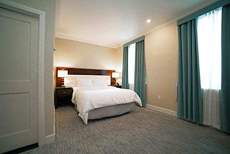 High Floor - City View - 1 Queen Bed