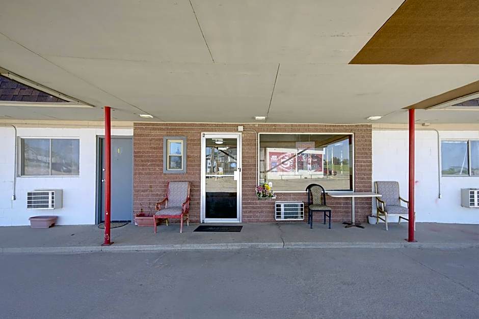 First Inn By OYO Quinter Hwy 70