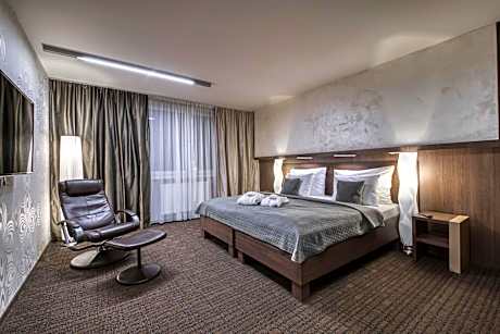 Deluxe Quadruple Room with Free Access to Wellness and Fitness