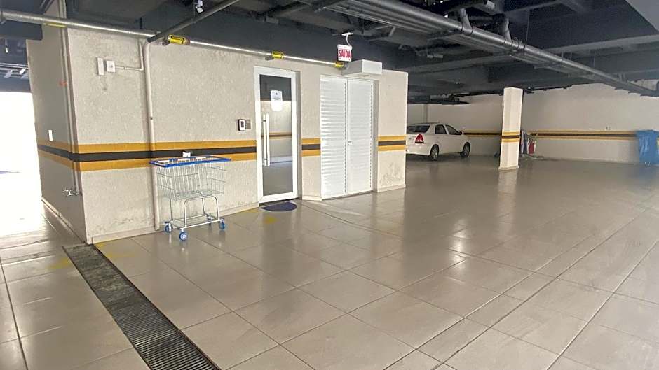 Passos da praia c/ piscina apto iluminado e novo