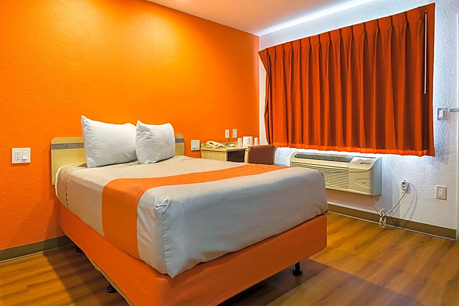 Motel 6 Lost Hills / Buttonwillow Racetrack