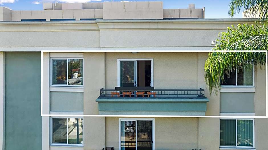 Beverly Hills 2 bed 2 bath Penthouse with Den and Parking 414