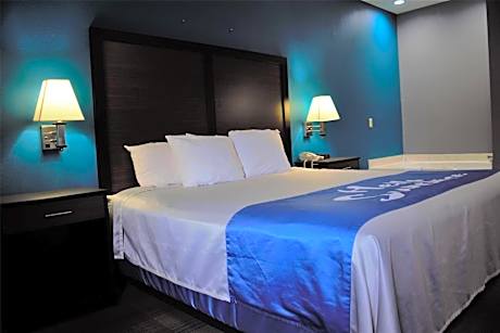 Deluxe King Suite