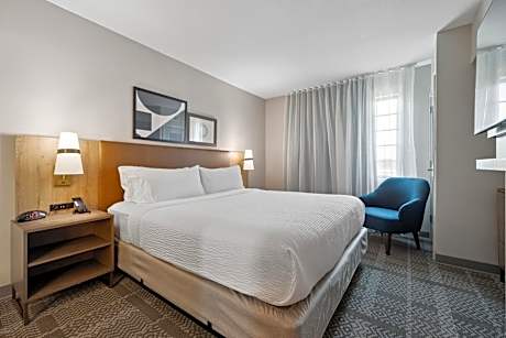 King Room - Accessible Roll Shower - Non-Smoking