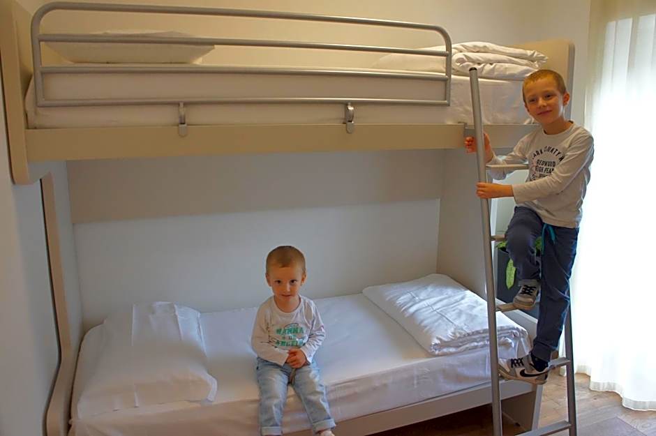 Zdjęcie 1 z 14 — Quadruple Room with Private Bathroom