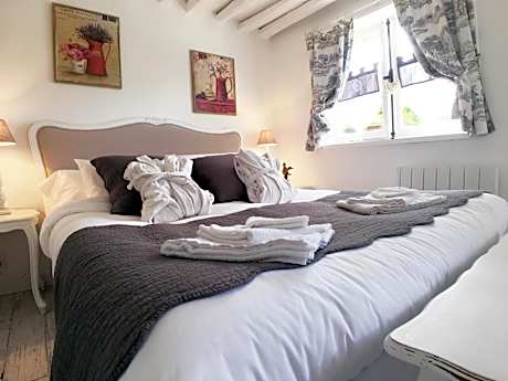 Standard Queen Room with Garden View