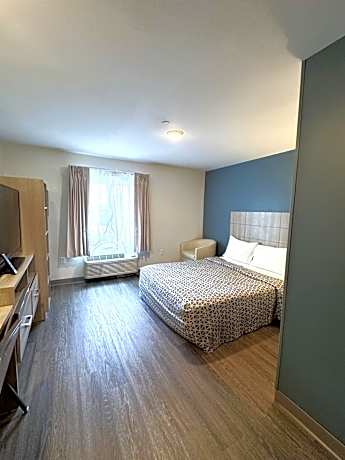 QUEEN SUITE WITH SOFA - ADA ACCESSIBLE