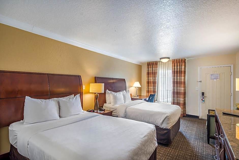 Clarion Inn & Suites Central Clearwater Beach