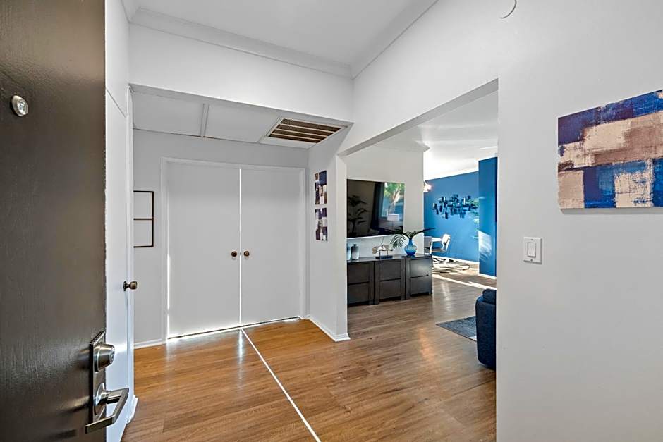 Beverly Hills Penthouse 2 BR Apt with Parking 407