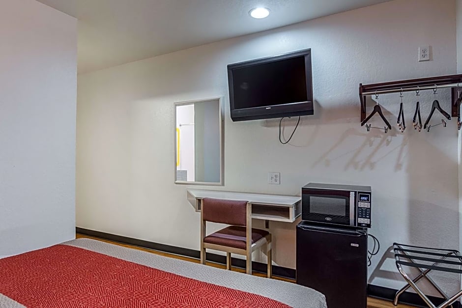 Motel 6-Mcalester, OK