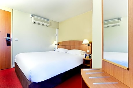 Triple Room with 1 Double bed and1 Junior Bed