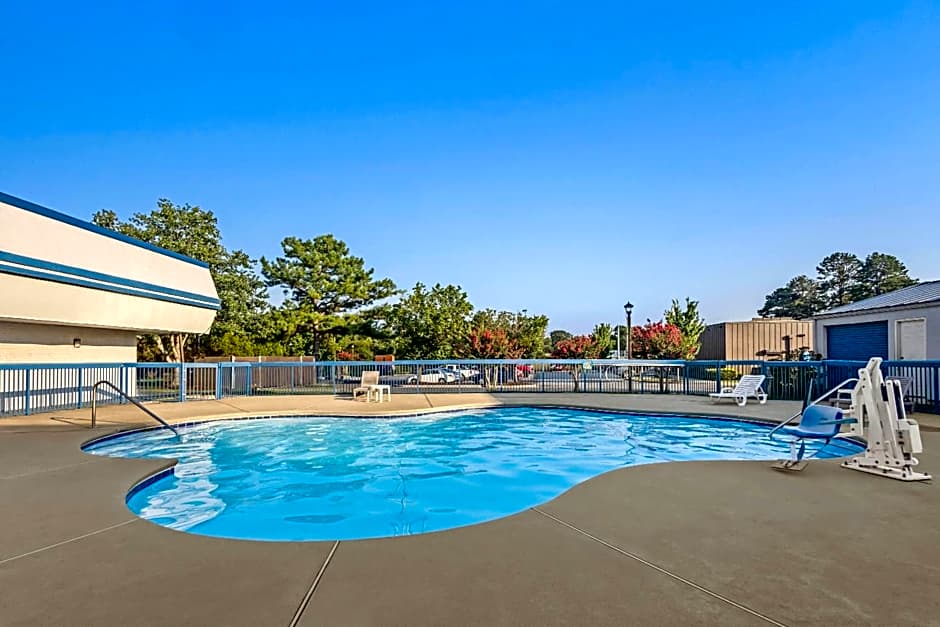 Super 8 by Wyndham Commerce