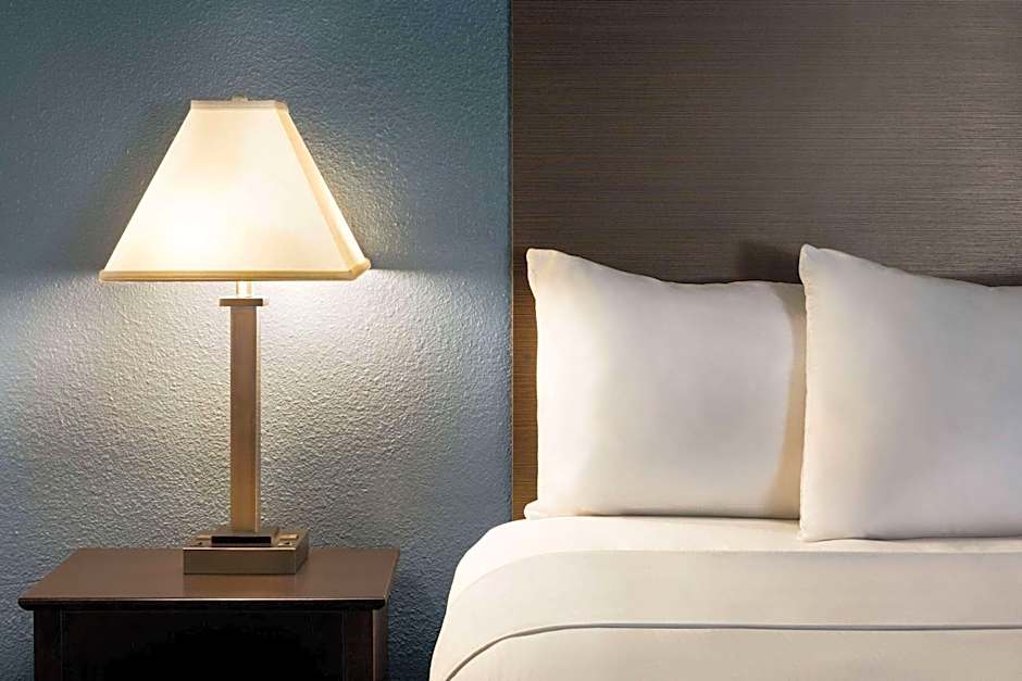 AmericInn by Wyndham La Crosse Riverfront-Conference Center