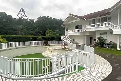 RedDoorz Plus @ Megamendung Puncak 2