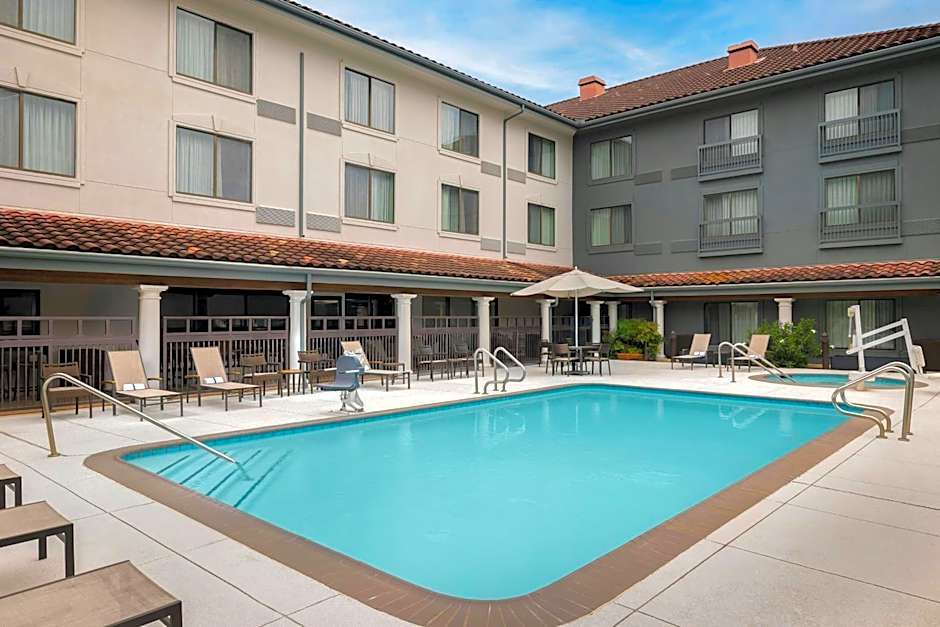 Courtyard by Marriott Houston Rice University