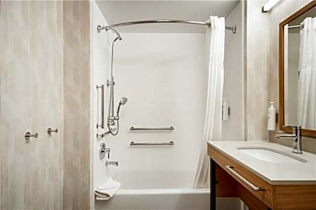 2 Queens Mobility/Hearing Access Tub Nosmok