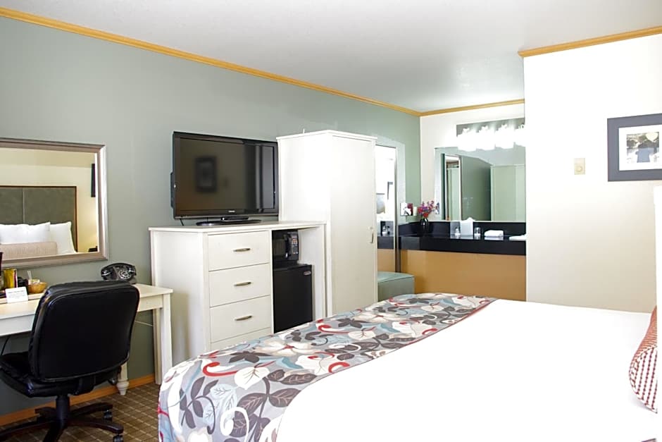 River House Inn, a Baymont by Wyndham