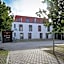 Brauerei Gasthaus Lohhof im Münchner Norden, direkt an der S1, nähe vom Flughafen, Zentrum, A92, Allianz Arena, Ruderregatta und Schießanlage G- Hochbrück entfernt, Internationale Küche