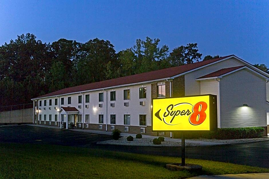 Super 8 by Wyndham Radcliff Ft. Knox Area