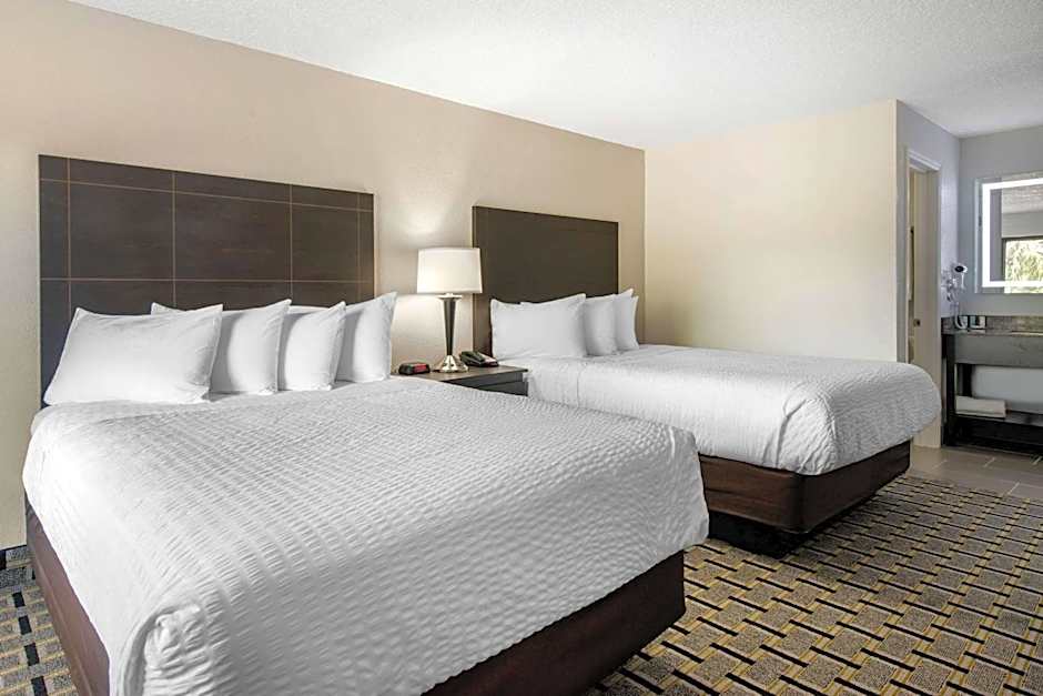 Clarion Inn & Suites Kissimmee-Lake Buena Vista South