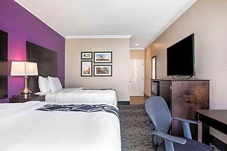 Queen Room with Two Queen Beds and Bath Tub - Mobility/Hearing Access - Non-Smoking